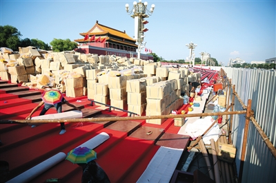 天安門廣場(chǎng)開(kāi)搭閱兵臨時(shí)觀禮臺(tái)  LED顯示屏登上天安門