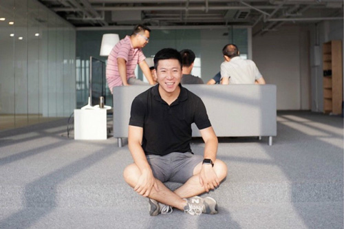 有一個人做了一枚燈泡，然后他成了智能照明網絡核心